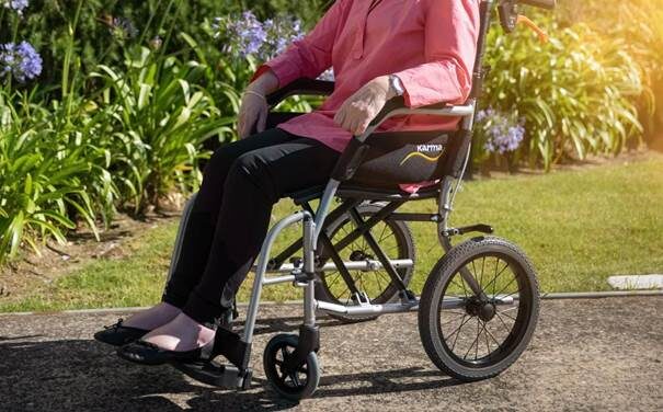 faciliter le passage du fauteuil au lit pour les PMR