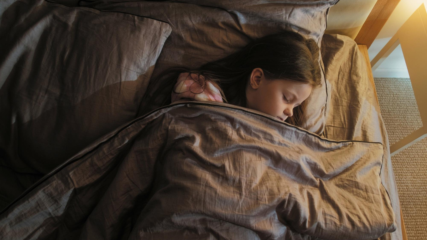Enfant endormi nuit repos paisible fille dormir lit